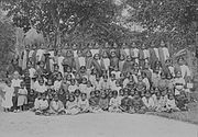 COLLECTIE TROPENMUSEUM Groepsportret van vrouwen en kinderen met twee Britse zusters van de Rijnsche Zending te Sipoholon Residentschap Tapanoeli West-Sumatra. TMnr 60046400.jpg